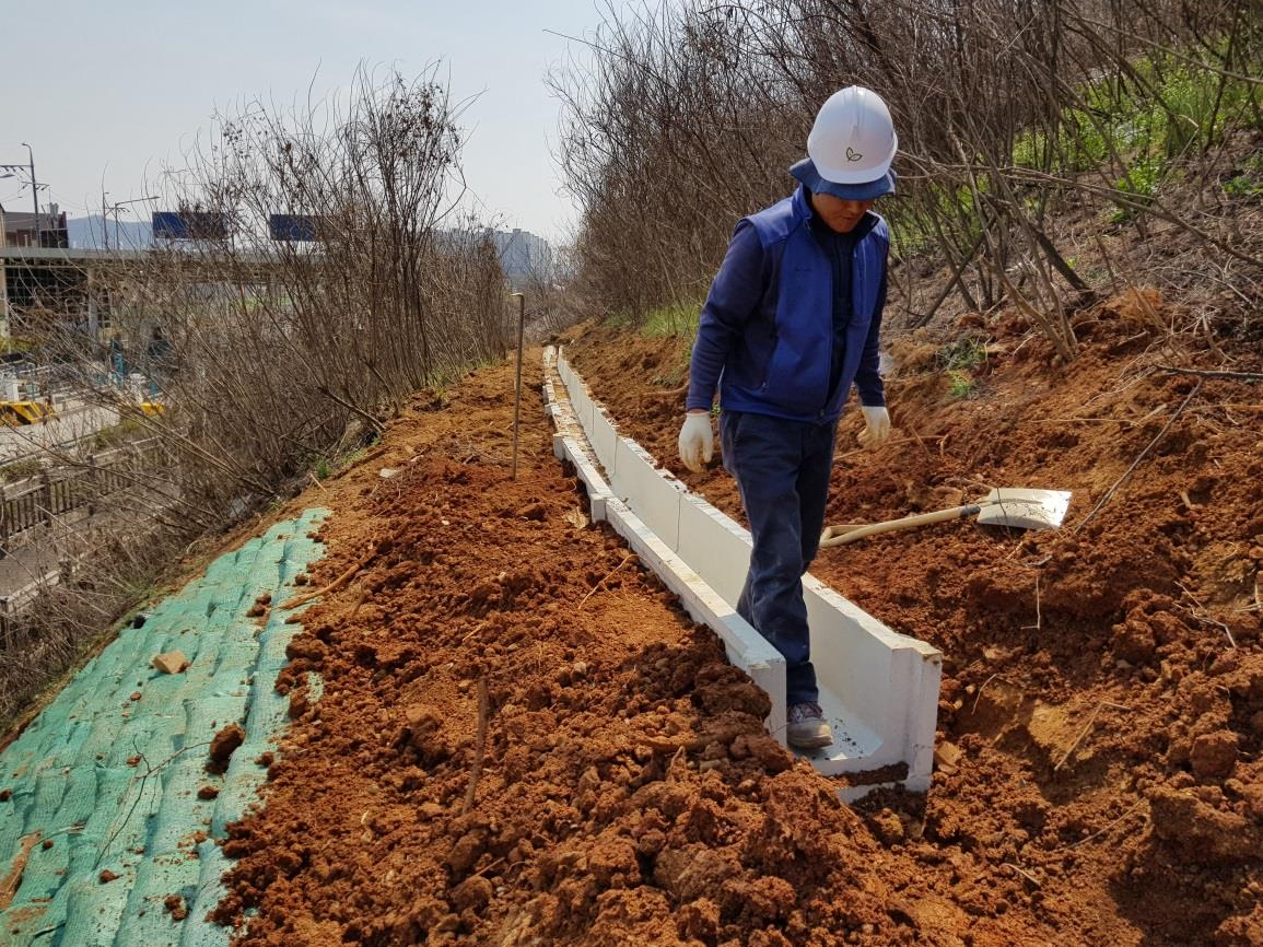 인천의 배수로 시공 현장. 일정한 규격의 콘크리트 수로관 블록들을 연결하여 긴 배수로를 시공하고 있음.