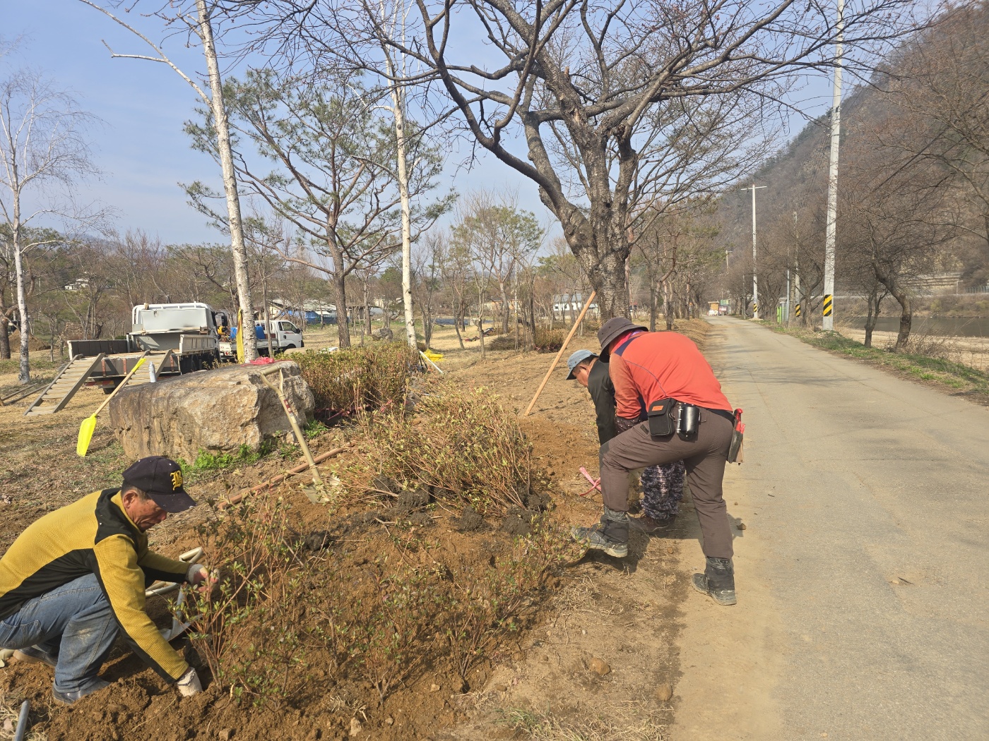 인천 조경 식재 사례. 작업자들이 관목을 열식하기 위해 준비하고 있음.